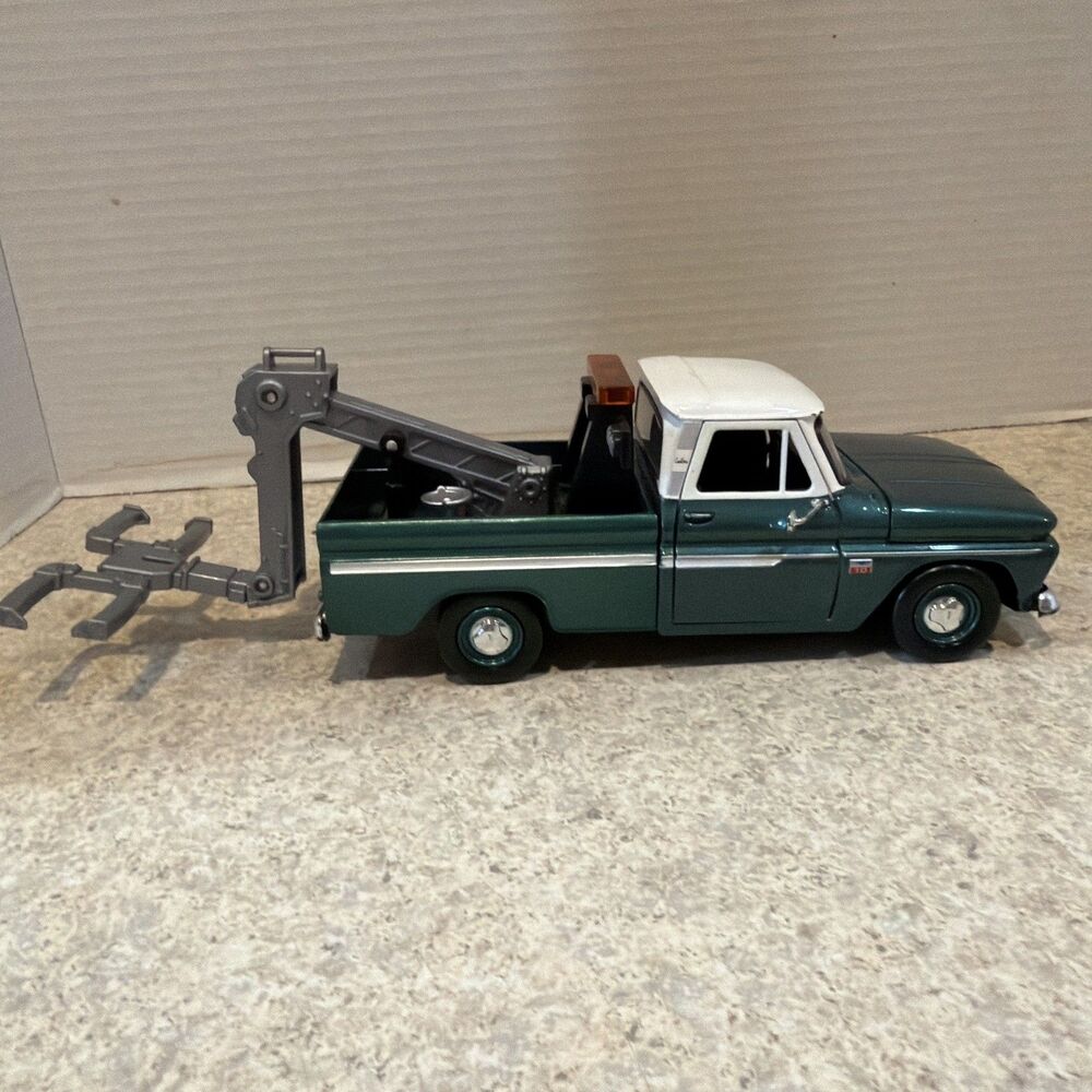1966 Chevy C10 Fleetside Pickup Diecast 1:24 Motormax w/ Tow Wrecker Boom